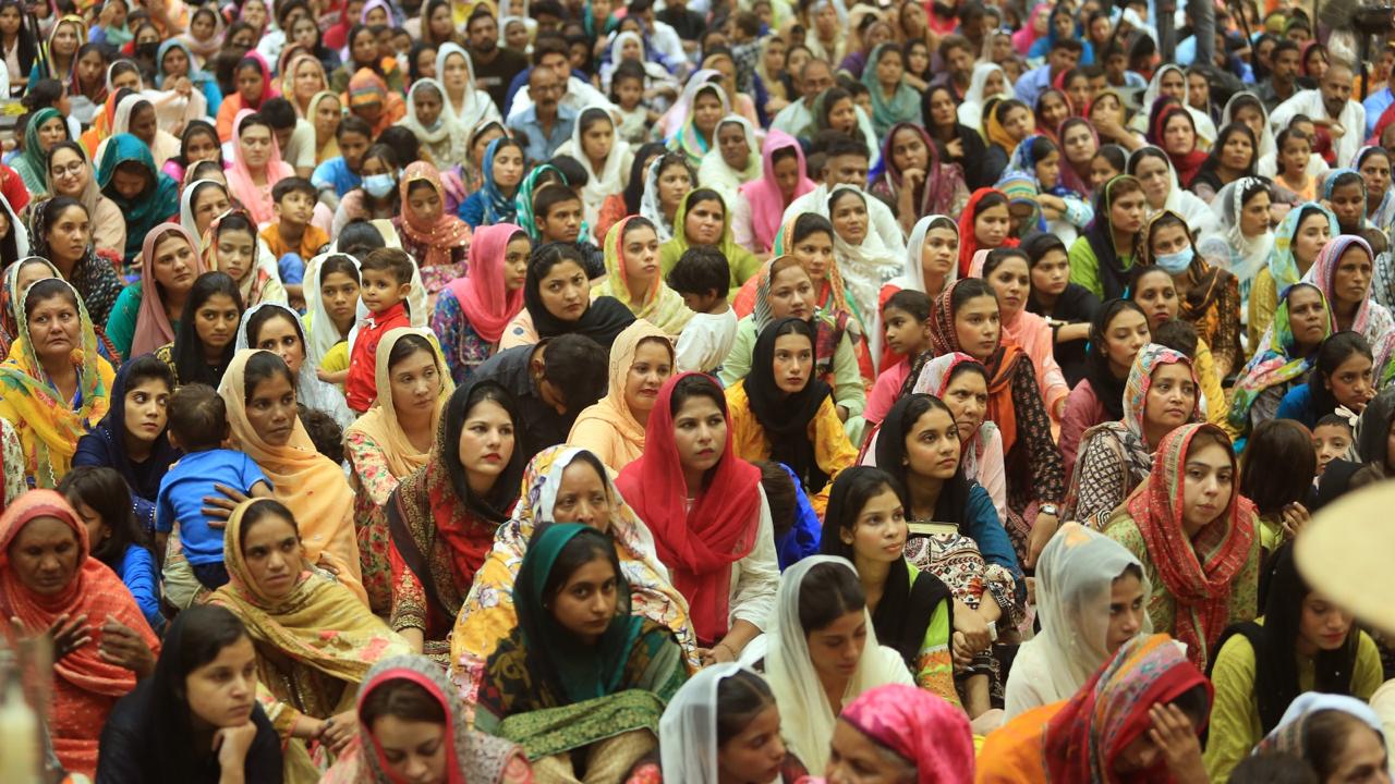 A large congregation gathered together in Pakistan